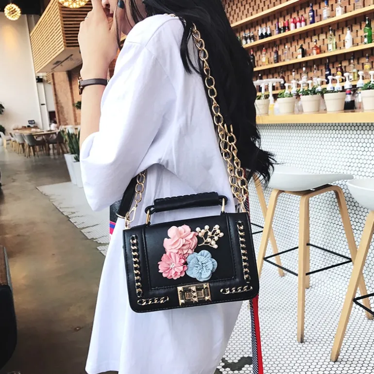 Sac à main avec motif floral et bandoulière avec chaînes^Sac Bandoulière Outlet